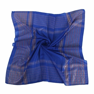Détail d'un foulard en coton bleu montrant les fils métalliques fins dorés et rouges