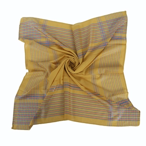 Vue détaillée du foulard à carreaux jaune gingembre avec de fines rayures rouges et bleues