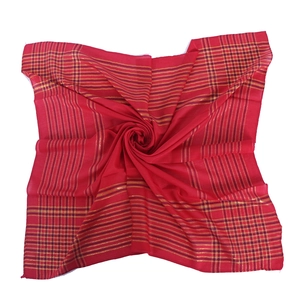 Détail d'un châle carré rouge en coton avec fils dorés et coutures de bordure