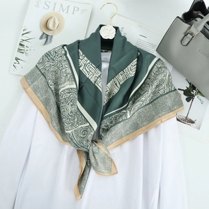 Elegante foulard in seta twill 90x90cm con motivo paisley vintage verde e beige