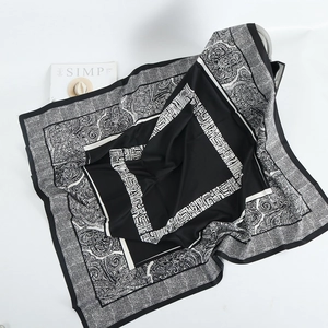 Elegante foulard in seta 90x90cm con motivo paisley bianco e nero e bordo geometrico