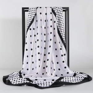Carré de soie satiné à pois avec bordure noire élégante et drapé soyeux brillant
