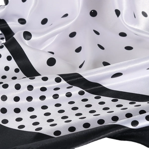 Carré de soie satinée à pois noirs et blancs classiques avec bordure rayée