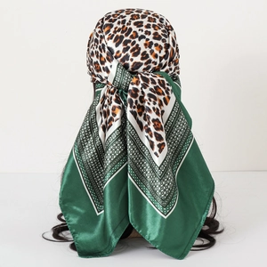 Pañuelo de satén con estampado de leopardo y borde verde oscuro visto desde atrás