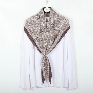 Détail d'un foulard plissé marron café avec motif paisley et boucle dorée élégante