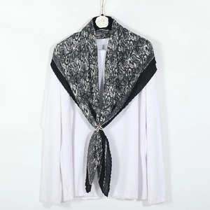 Carré en coton lin avec motif paisley bord plissé et boucle de foulard dorée