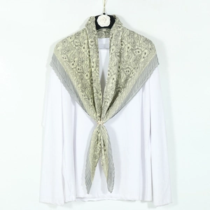 Foulard en coton et lin vert sauge à imprimé cachemire plissé sur t-shirt blanc
