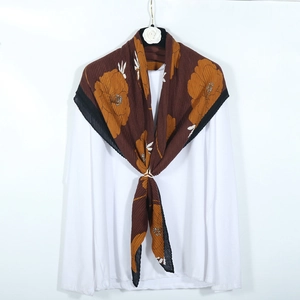 Châle plissé d'automne-hiver avec motifs floraux orange sur fond chocolat noir élégant