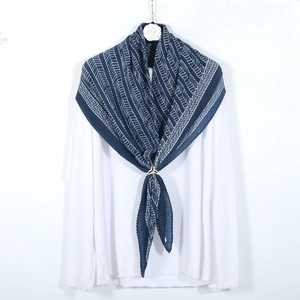 Sciarpa plissettata blu navy con stampa a spina di pesce bianca e fibbia dorata