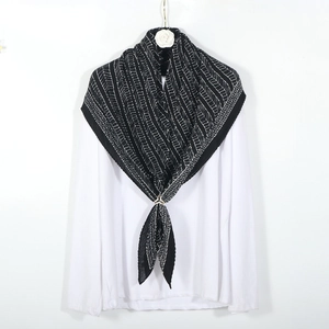 Grande foulard quadrato a righe geometriche bianco e nero con fibbia in seta dorata