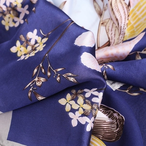 Blaues Seiden-Viereckstuch mit floralem Muster und elegantem botanischem Druckdesign