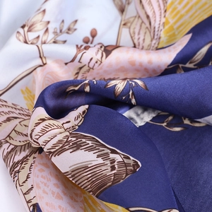 Quadratisches Seidentuch mit tropischem Blumenmuster in Marineblau und Beige Satinoptik