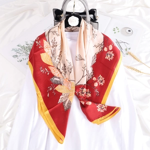 Eleganter 90x90cm Seidenschal mit Muschel- und Blumenmuster und farbigen Rändern