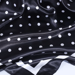 Elegante satijnen vierkante sjaal voor dames met polkadots op zijdeachtige zwarte stof