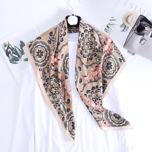 Foulard en soie de style bohème avec motifs floraux terreux et détails de cachemire