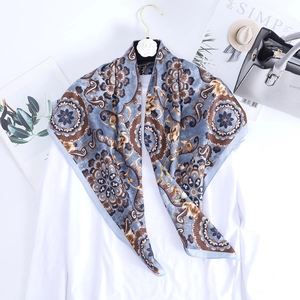 Foulard en soie bohème 90x90cm avec motif mandala bleu vintage sur chemise blanche