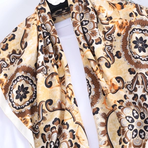 Foulard en soie bohème 90x90cm aux motifs floraux dorés et ambrés sur blanc