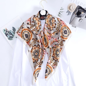 Carré de soie bohème 90x90cm en satin sergé avec motifs mandala vintage caramel et gris
