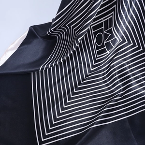 Elegante foulard in seta satinata 90x90cm con strisce geometriche bianche e nere