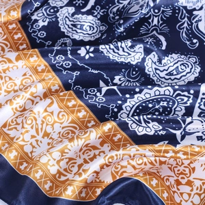 Carré de soie satiné au motif paisley bohème bleu marine et doré avec texture fluide