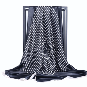 Foulard quadrato in raso a righe bianche e nere drappeggiato su cornice minimale