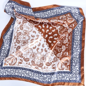 Carré de soie en satin bohème à motif paisley et floral blanc et bleu marine