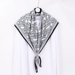 Elegante sciarpa in seta con motivo geometrico a lettera D bianco e nero da donna