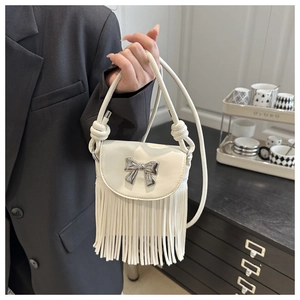 Détails du sac bandoulière blanc en cuir PU avec franges et nœud argenté élégant