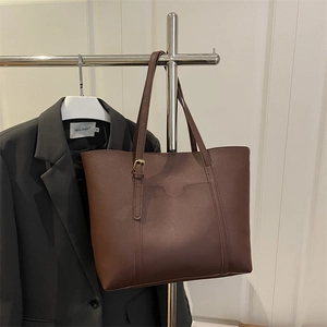 Sac fourre-tout en cuir mat marron foncé avec boucles métal et sangles réglables