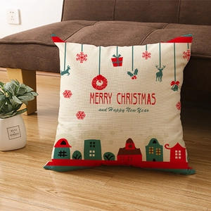 Housse de coussin de Noël avec renne et décor festif sur le sol d'un salon chaleureux