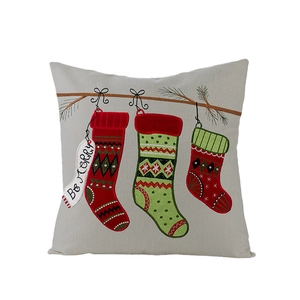 Détail de taie d'oreiller de Noël avec trois chaussettes et imprimé Be Merry