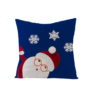 Détail de la housse de coussin de Noël bleu marine avec motif Père Noël et flocons