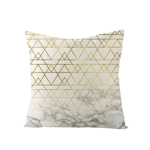Nordischer quadratischer Kissenbezug mit goldenen Dreiecken und Marmortextur-Muster