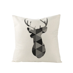 Detailaufnahme des geometrischen Hirsch-Drucks auf strukturiertem Polyester-Kissenbezug