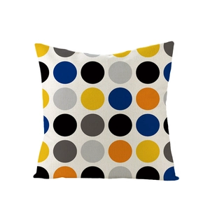 Detail der nordischen Polka-Dot-Muster auf der strukturierten Kissenhülle aus Polyester