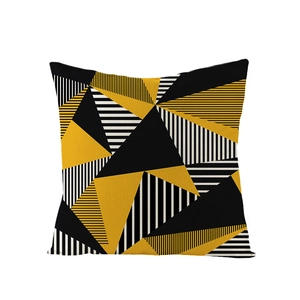 Detailansicht der Kissenhülle mit geometrischem Muster und Stofftextur aus Polyester