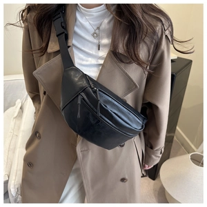 Vue détaillée du sac banane en cuir mat noir avec double fermeture éclair et bandoulière