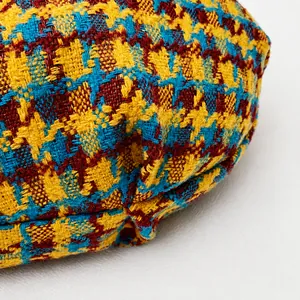 Detail van de slijtvaste bodem en de wollen pied-de-poule stof van deze crossbodytas