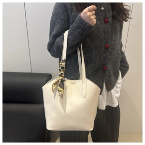 Nahaufnahme der weißen Leder-Shopper-Tasche mit Seidenschal-Detail und Doppel-Schultergurt