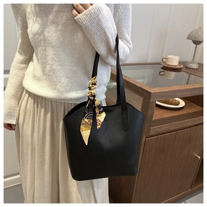 Detail der schwarzen matten Ledershopper-Tasche mit dekorativem Blumentuch am Griff