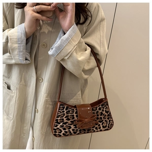 Detail der Baguette-Tasche mit Leopardenmuster und brauner Schleife an der Schulter
