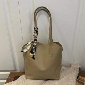 Minimalistische khakifarbene Shopper-Tasche mit Seidenschal-Detail am Griff für den Alltag