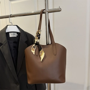 Elegante dunkelbraune Tote Bag mit dekorativem Seidentuch für den täglichen Büroalltag
