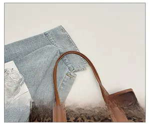 Detailaufnahme der Shopper-Tasche mit Leopardenmuster und komfortablen braunen Riemen
