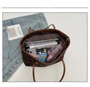 Detailansicht der geräumigen Leopard-Tote-Tasche mit Platz für Gadgets und viele Bücher
