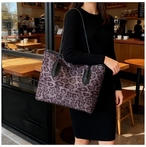 Detail der großen Leopard-Print-Tote-Bag in Lila und Schwarz von Model getragen