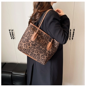 Detailansicht der großen Leopard-Tote-Bag mit braunen Schulterriemen aus Leder