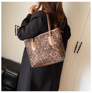 Details der Leopard-Print-Tasche mit braunen Ledergriffen und schicker Vintage-Struktur