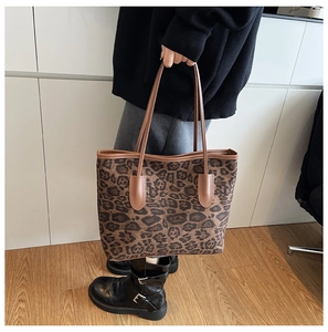 Detailansicht der großen Leopard-Tote-Bag mit braunem Kunstlederbesatz und Schultergurten