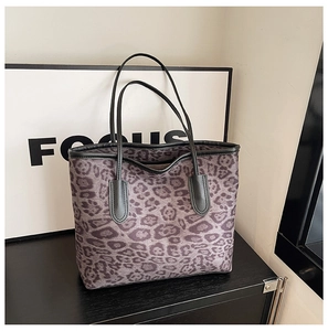 Detailansicht der großen Shopper-Tasche mit Leopardenmuster und schwarzen Ledergriffen